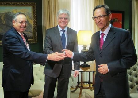 El presidente del Parlamento, Antonio Castro, el vicepresidente y consejero de Educación, José Miguel Pérez, y el de Obras Públicas, Domingo Berriel.