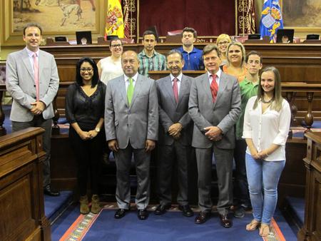 El presidente y vicepresidente del Parlamento con los becarios, el secretario general y un letrado.