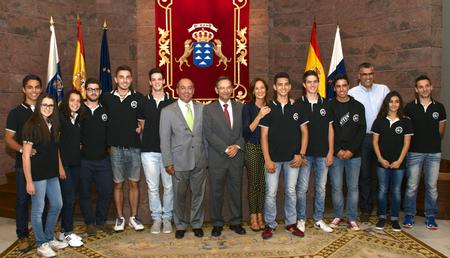Miembros de la Mesa del Parlamento con la selección canaria de Frontenis.