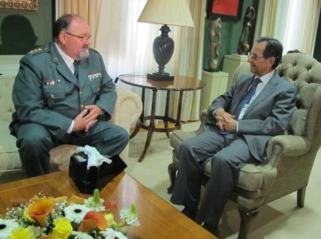 El presidente del Parlamento, Antonio Castro, con el nuevo coronel jefe de la Plana Mayor de la Zona 16 de Canarias.