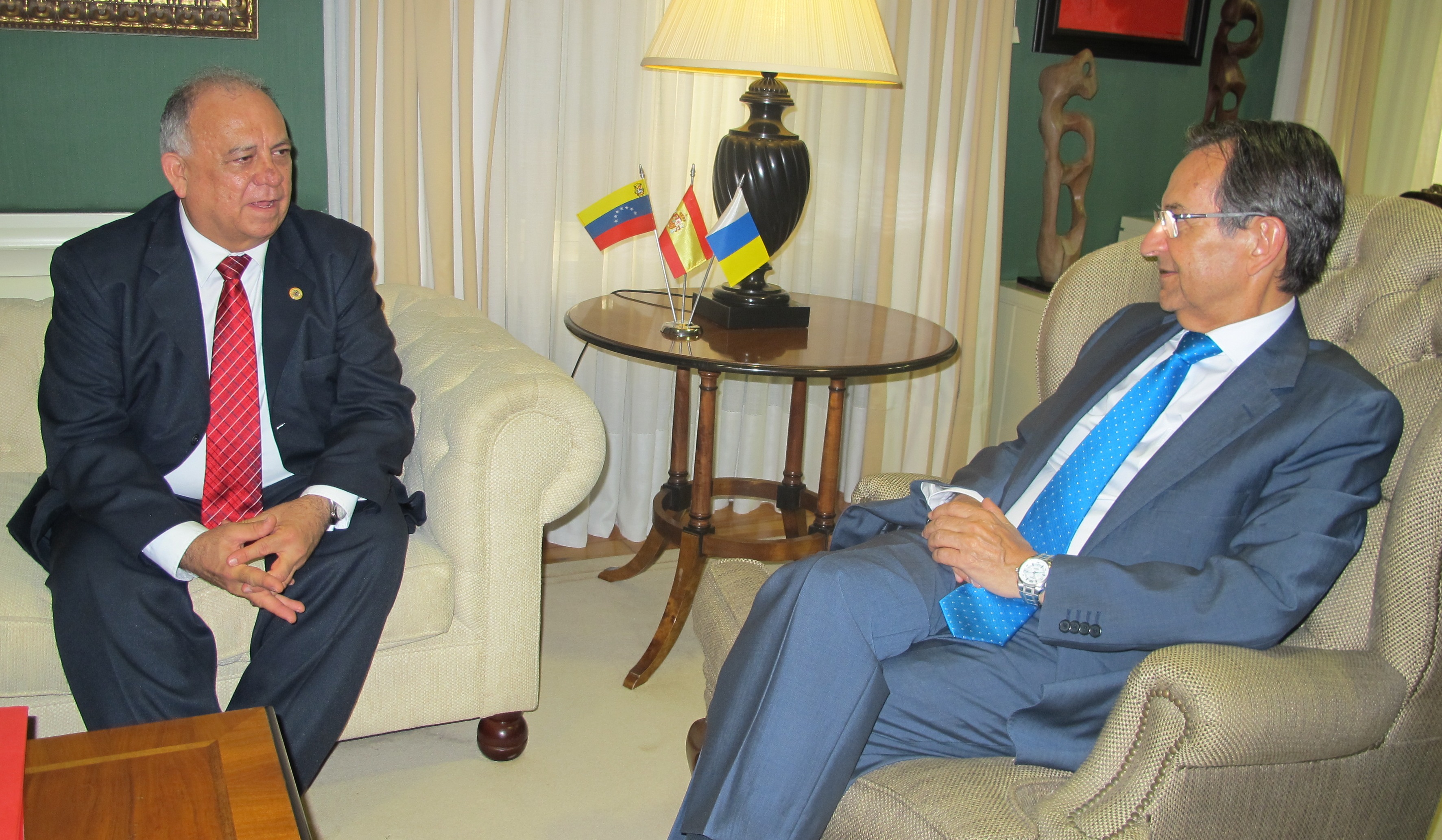 El presidente del Parlamento, Antonio Castro, y el embajador venezolano, Mario Isea.