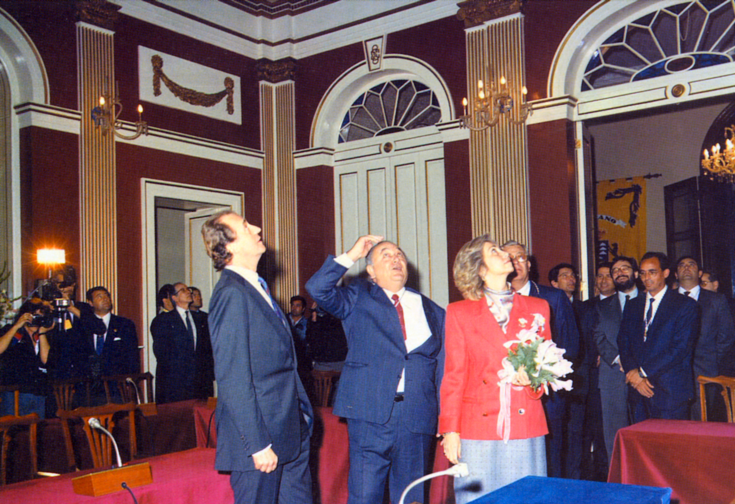Los Reyes en el salón de plenos del Parlamento de Canarias durante su visita en 1990.