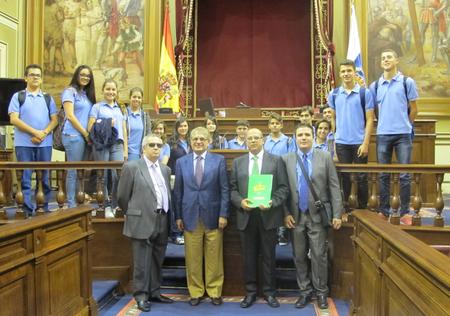 Escolares canarios piden la adhesión del Parlamento a la proclamación del 