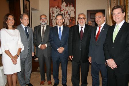 La delegación parlamentaria con el presidente del gobierno marroquí, Abdelilá Benkirane.