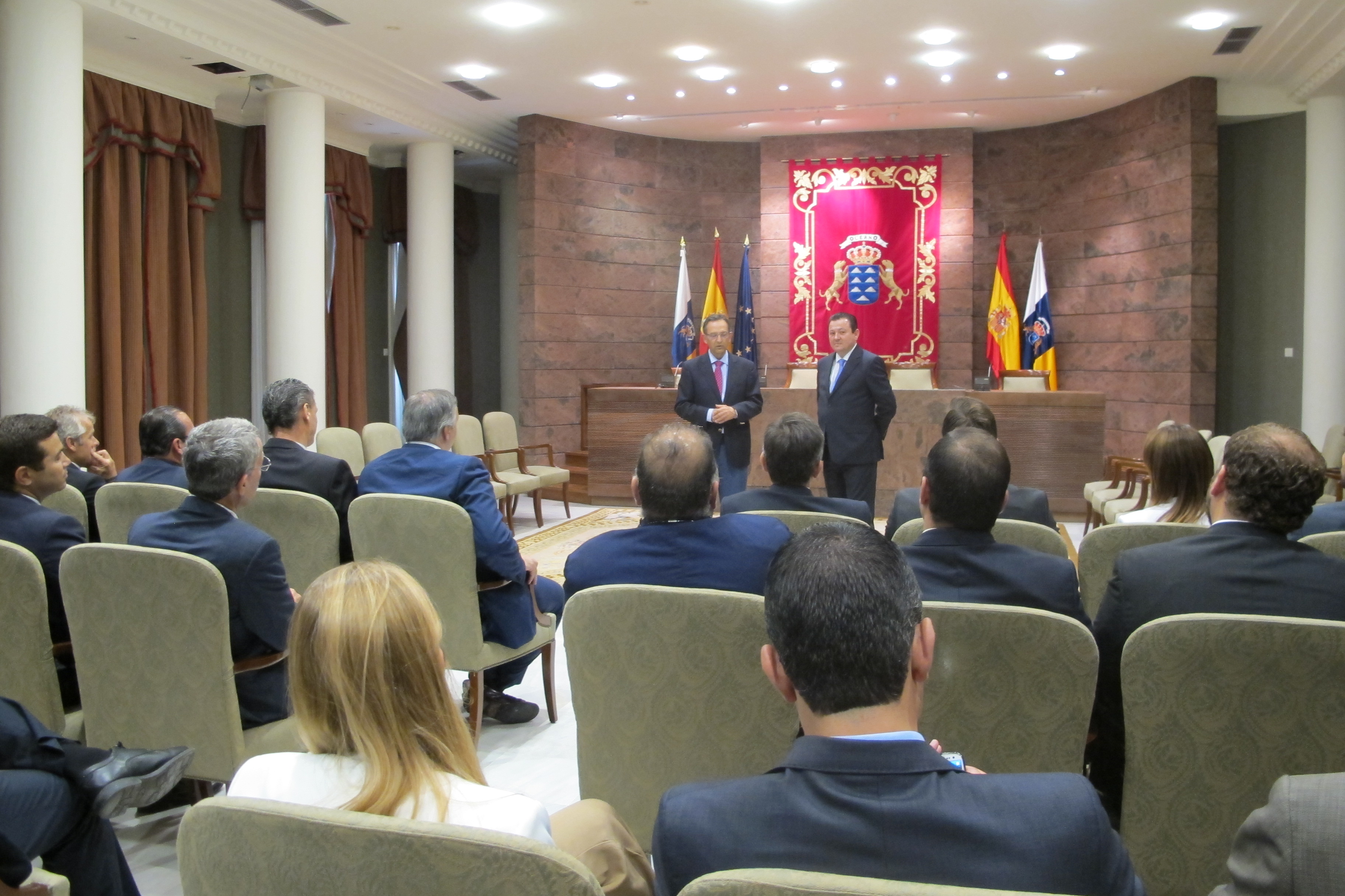 Visita al Parlamento de miembros del Club Financiero de Canarias.