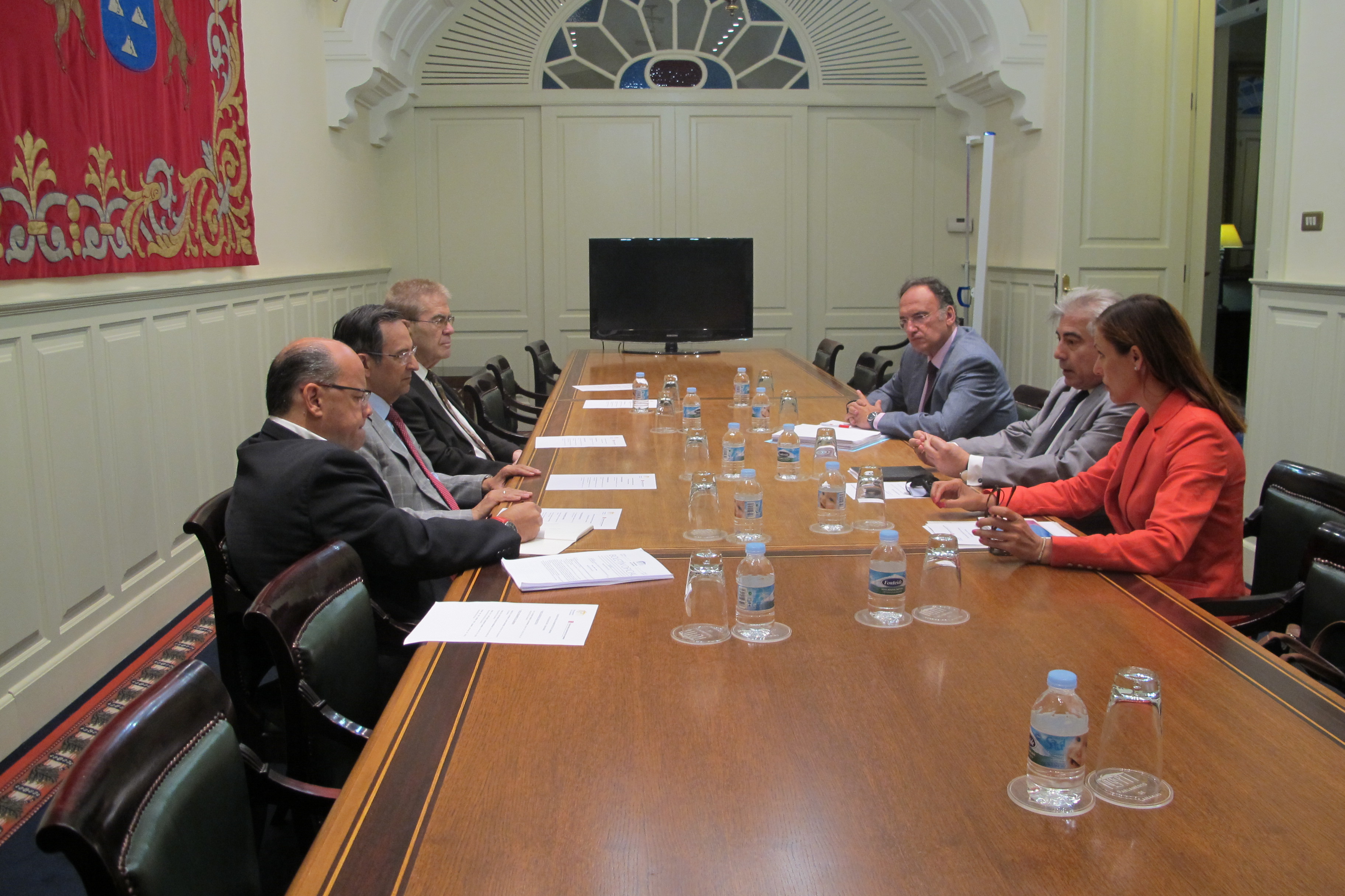 Reunión de los grupos parlamentarios con el decano del Colegio de Arquitectos de Canarias.