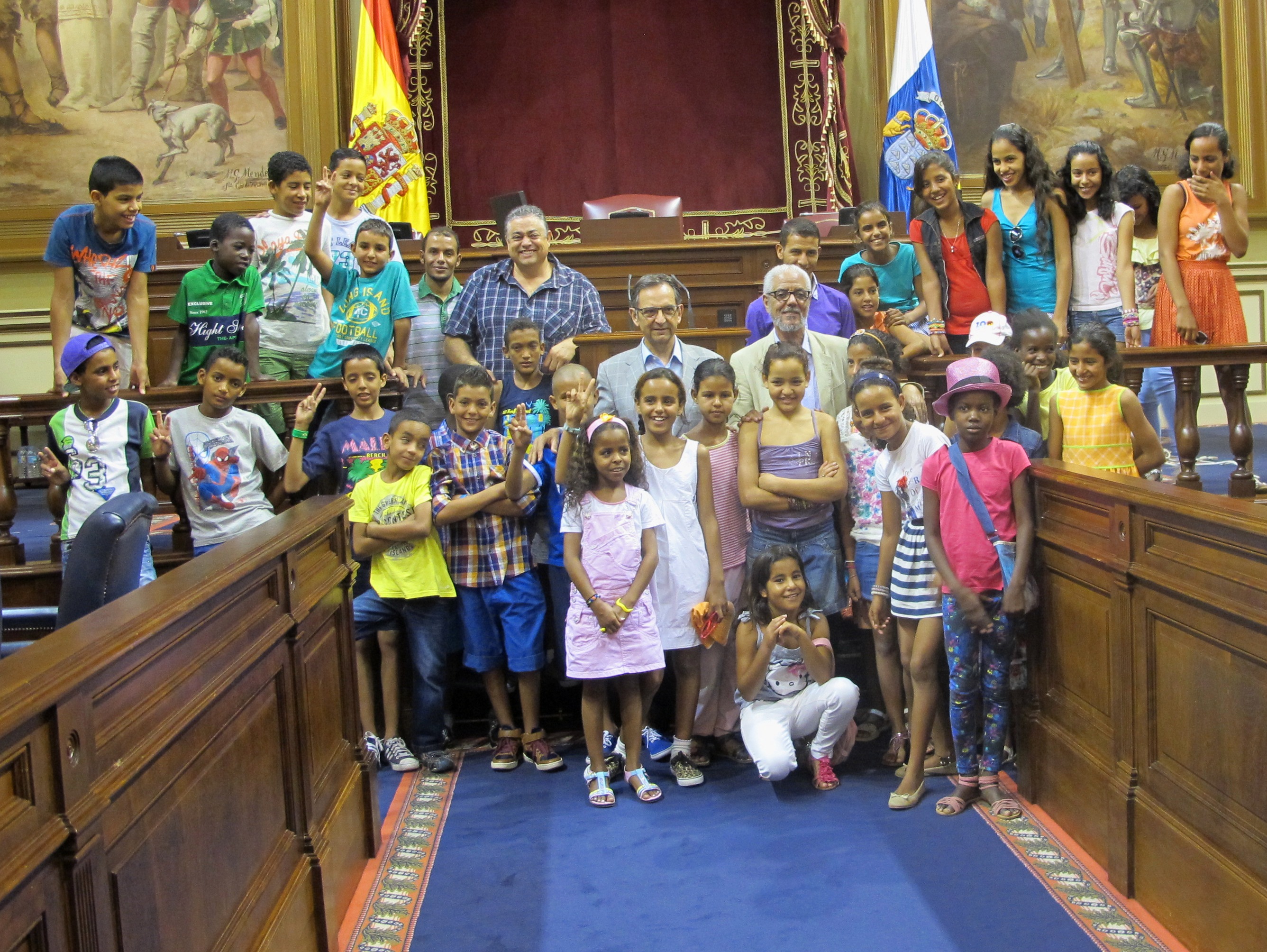 Niños saharauis visitaron el Parlamento de Canarias