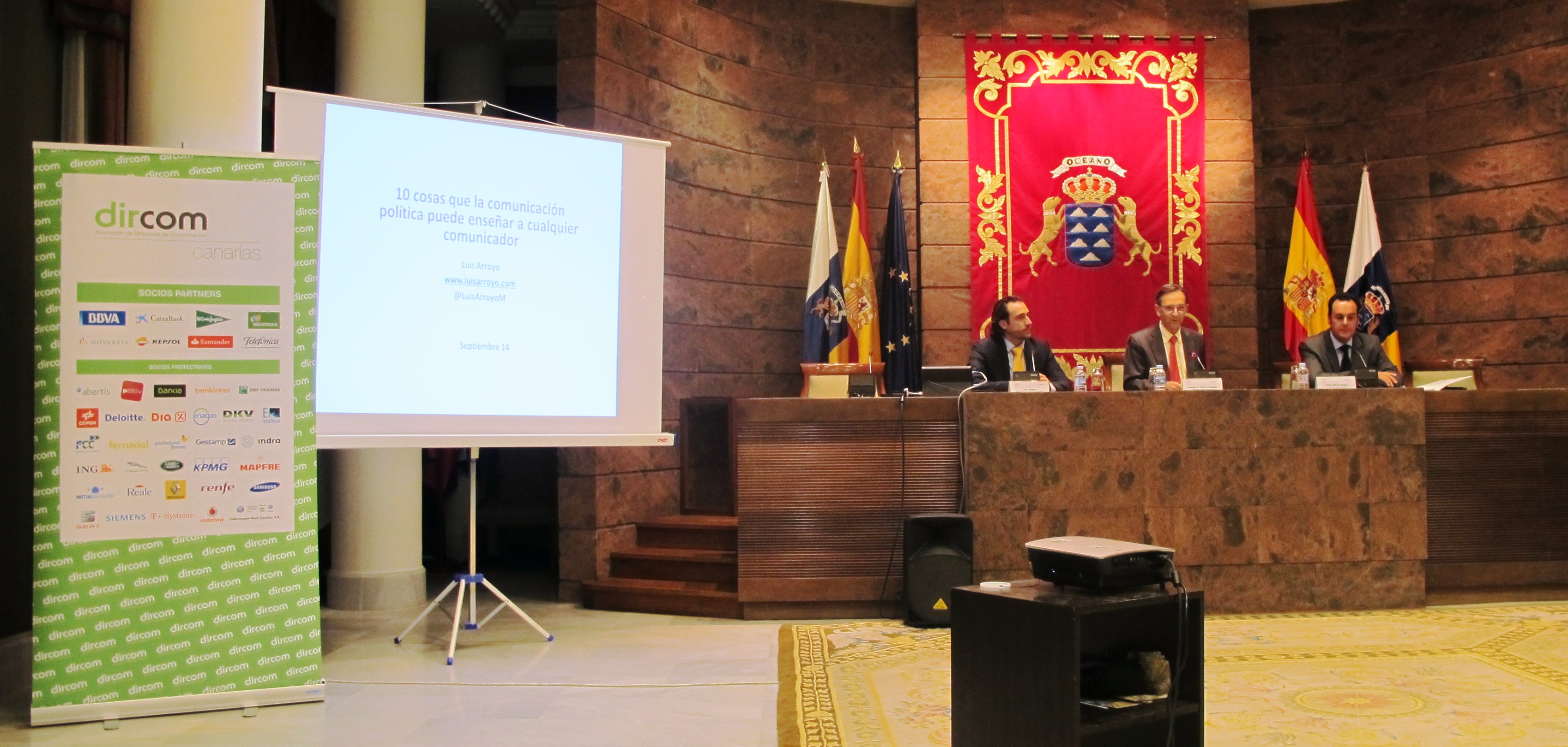  	Conferencia sobre comunicación política a cargo de Luis Arroyo.