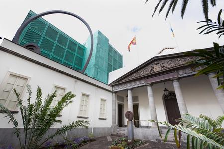 Fachada principal del Parlamento de Canarias.