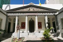 Fachada principal del Parlamento de Canarias.