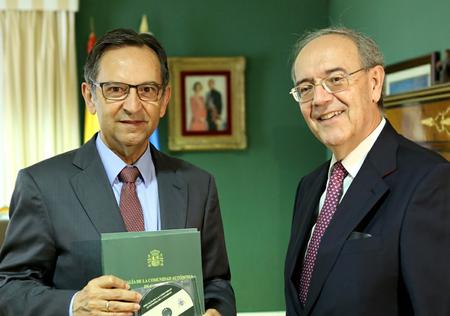 Momento de la entrega de la Memoria de la Fiscalía de la Comunidad Autónoma de Canarias el año pasado.