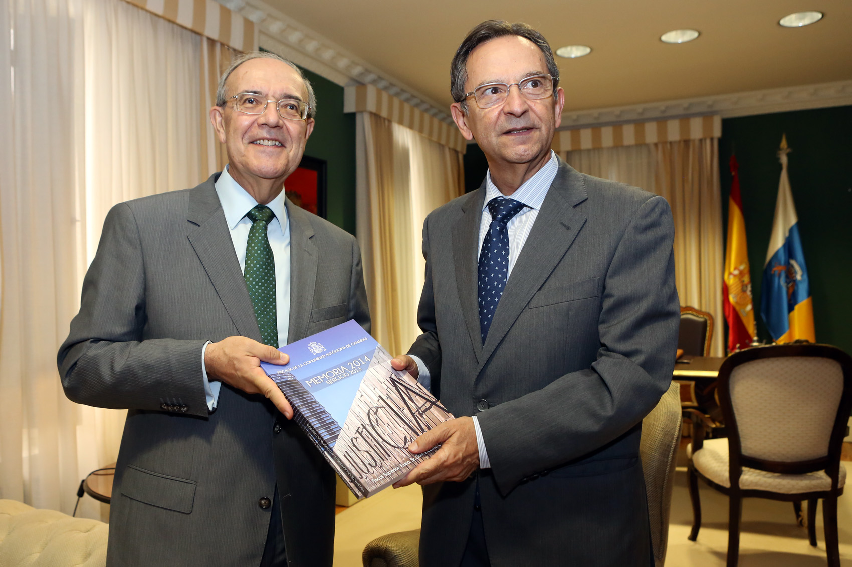 Antonio Castro recibe la Memoria de la Fiscalía de la CAC de 2013 de manos de Vicente Garrido.