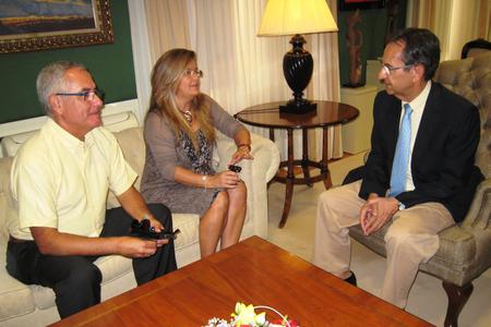 El presidente del Parlamento, Antonio Castro, con representantes de FEPECO.