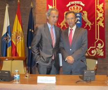El presidente del Parlamento, Antonio Castro, con Fernardo Santaolalla, letrado de las Cortes.