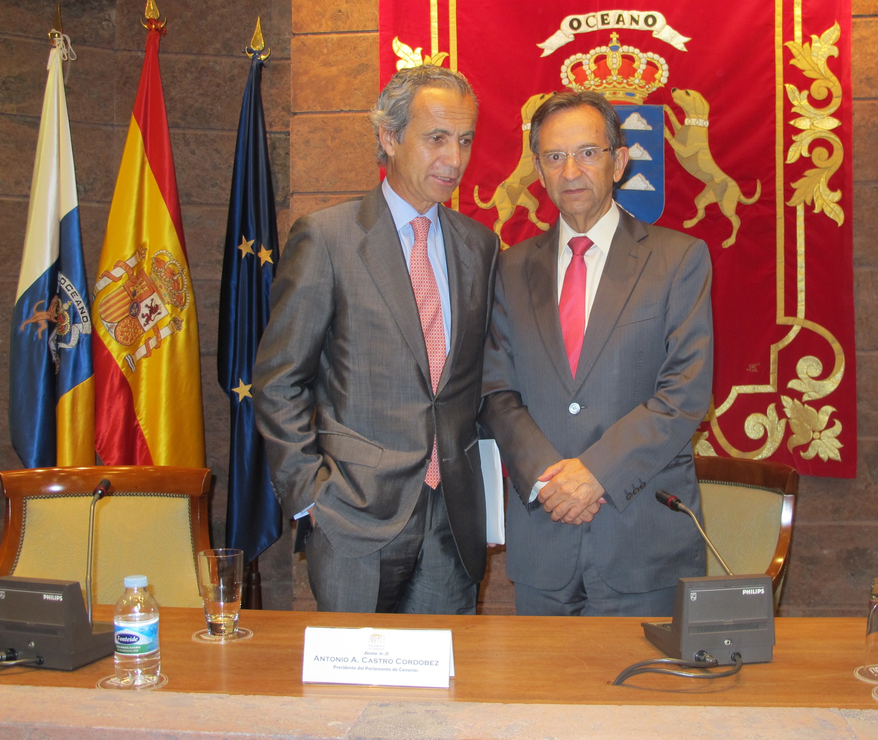 El presidente del Parlamento, Antonio Castro, con Fernardo Santaolalla, letrado de las Cortes.