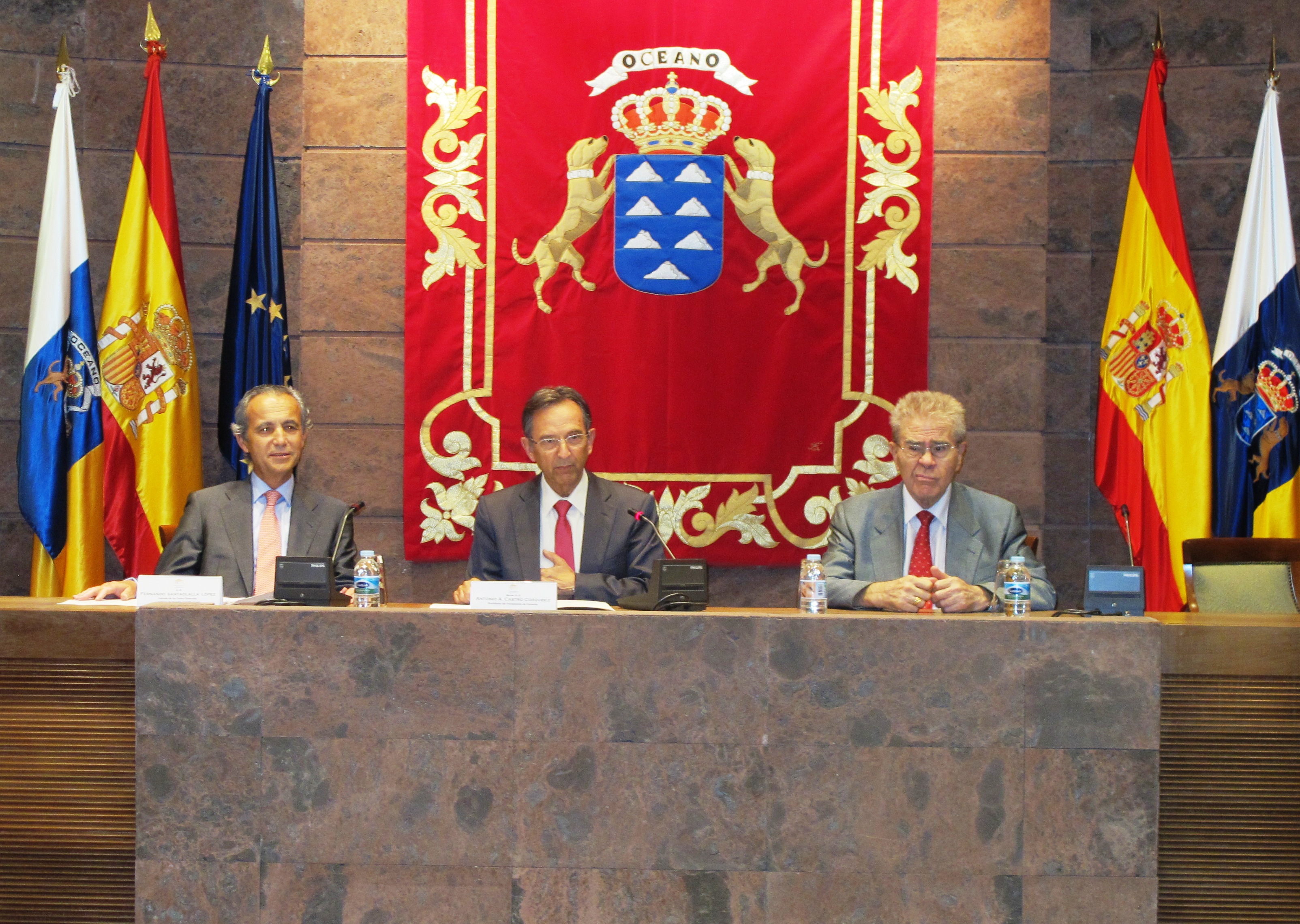 El presidente del Parlamento, Antonio Castro, con Fernardo Santaolalla, letrado de las Cortes, y el secretario segundo de la Cámara, José Miguel González.