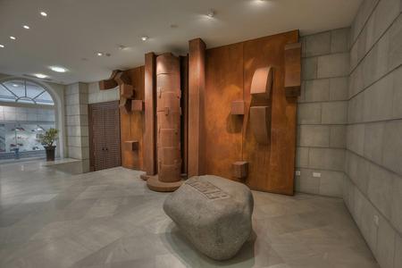 Escultura de José Abad en el Parlamento de Canarias.