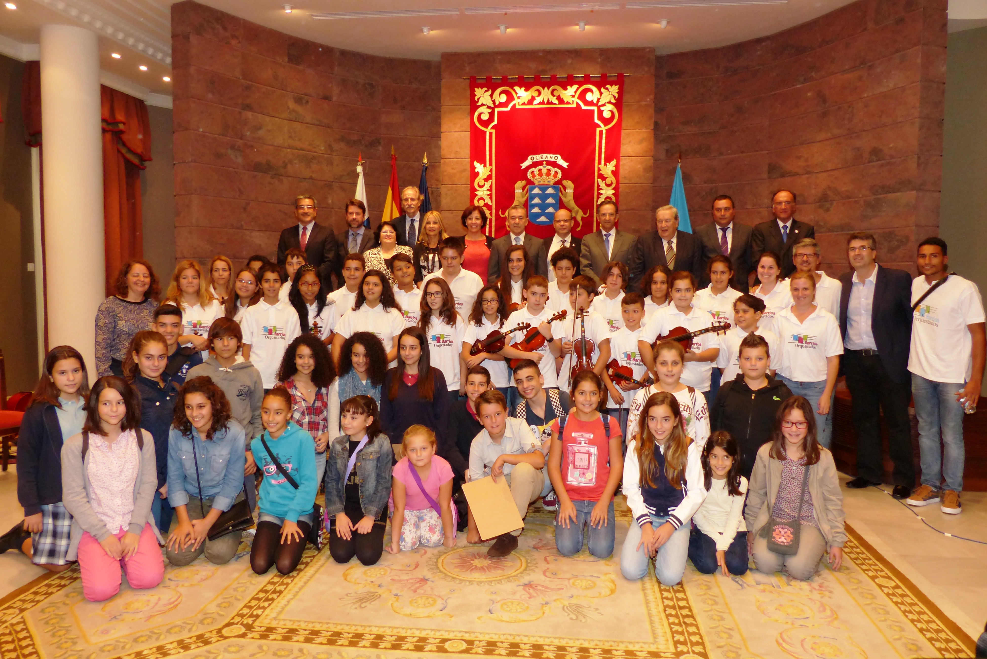Participantes en el acto de firma del Pacto Canario por la Infancia.