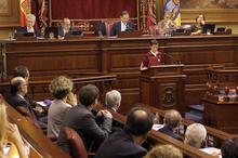 Fotografía El niño Elí Rodríguez lee sus derechos a los diputados del Parlamento 