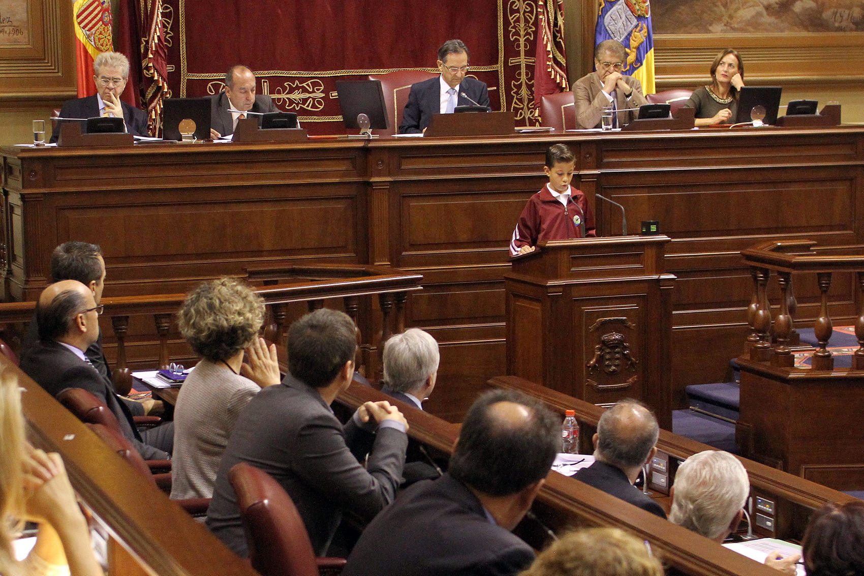 El niño Elí Rodríguez lee sus derechos a los diputados del Parlamento.