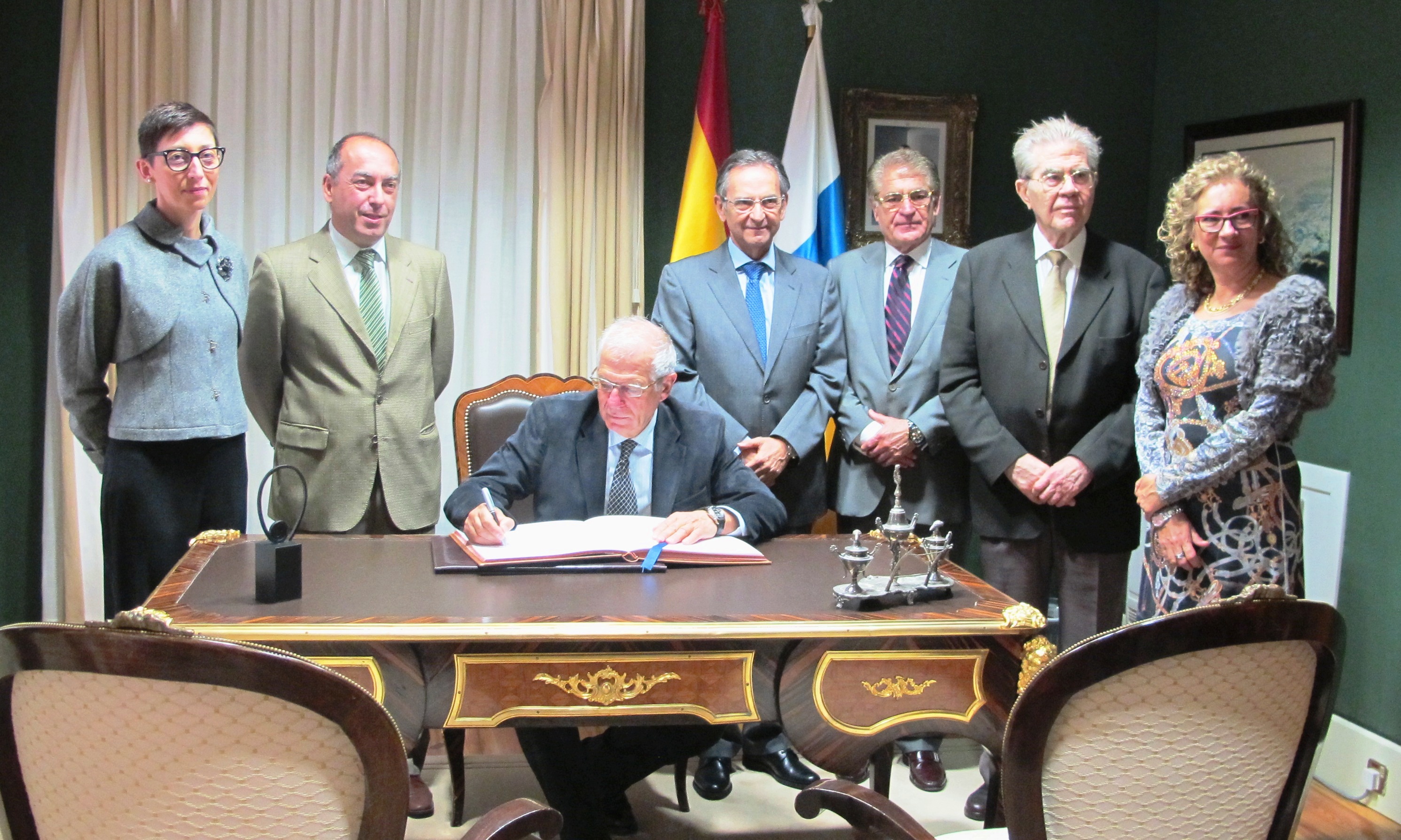 Josep Borrell firmando en el Libro de Honor del Parlamento.
