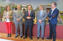 El presidente acompañado de los miebros de la Mesa y del belenista inaugura el Nacimiento.