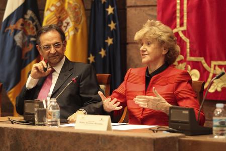 Conferencia de Soledad Becerril, Defensora del Pueblo.