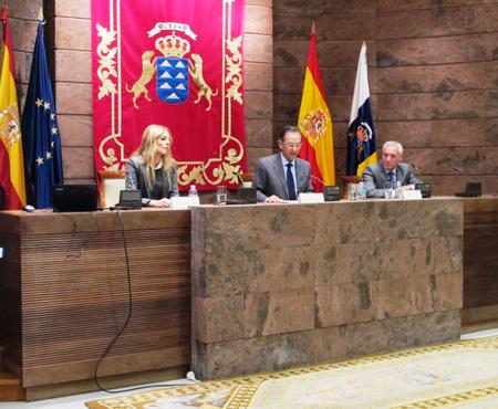 El presidente del Parlamento, Antonio Castro, con la conferenciante, María Ángeles Carmona, y el presidente de Tribuna fórum, Manuel Delgado. El presidente del Parlamento, Antonio Castro, con la conferenciante, María Ángeles Carmona, y el presidente de Tribuna fórum, Manuel Delgado.
