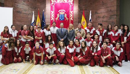 El presidente del Parlamento, Antonio Castro, y la conferenciante, María Ángeles Carmona, junto a un grupo de alumnos del colegio Rodríguez Alberto que acudieron a la ponencia, acompañados de su profesor.
