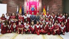 El presidente del Parlamento, Antonio Castro, y la conferenciante, María Ángeles Carmona, junto a un grupo de alumnos del colegio Rodríguez Alberto que acudieron a la ponencia, acompañados de su profesor.