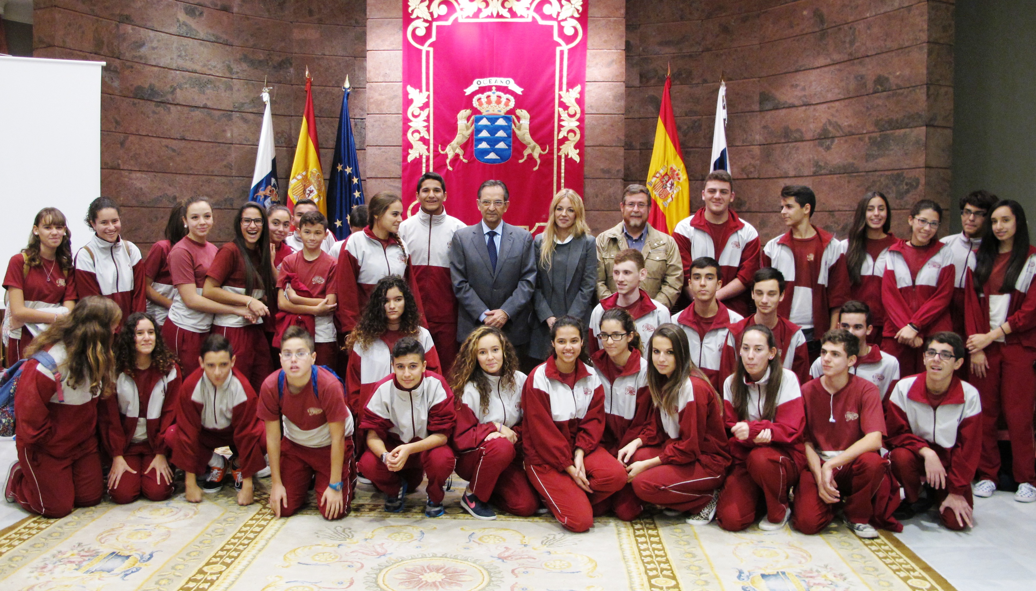 El presidente del Parlamento, Antonio Castro, y la conferenciante, María Ángeles Carmona, junto a un grupo de alumnos del colegio Rodríguez Alberto que acudieron a la ponencia, acompañados de su profesor.