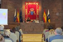 La secretaria segunda de la Mesa, Águeda Montelongo, con la conferenciante Luz Marina Rodríguez.