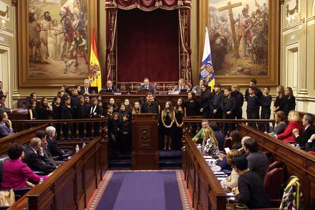 Los villancicos alegran el salón de plenos del Parlamento.