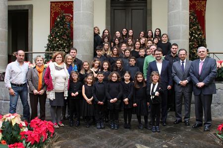 Los villancicos alegran el salón de plenos del Parlamento.