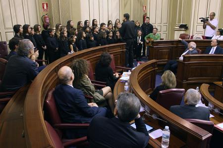 Los villancicos alegran el salón de plenos del Parlamento. Los villancicos alegran el salón de plenos del Parlamento.