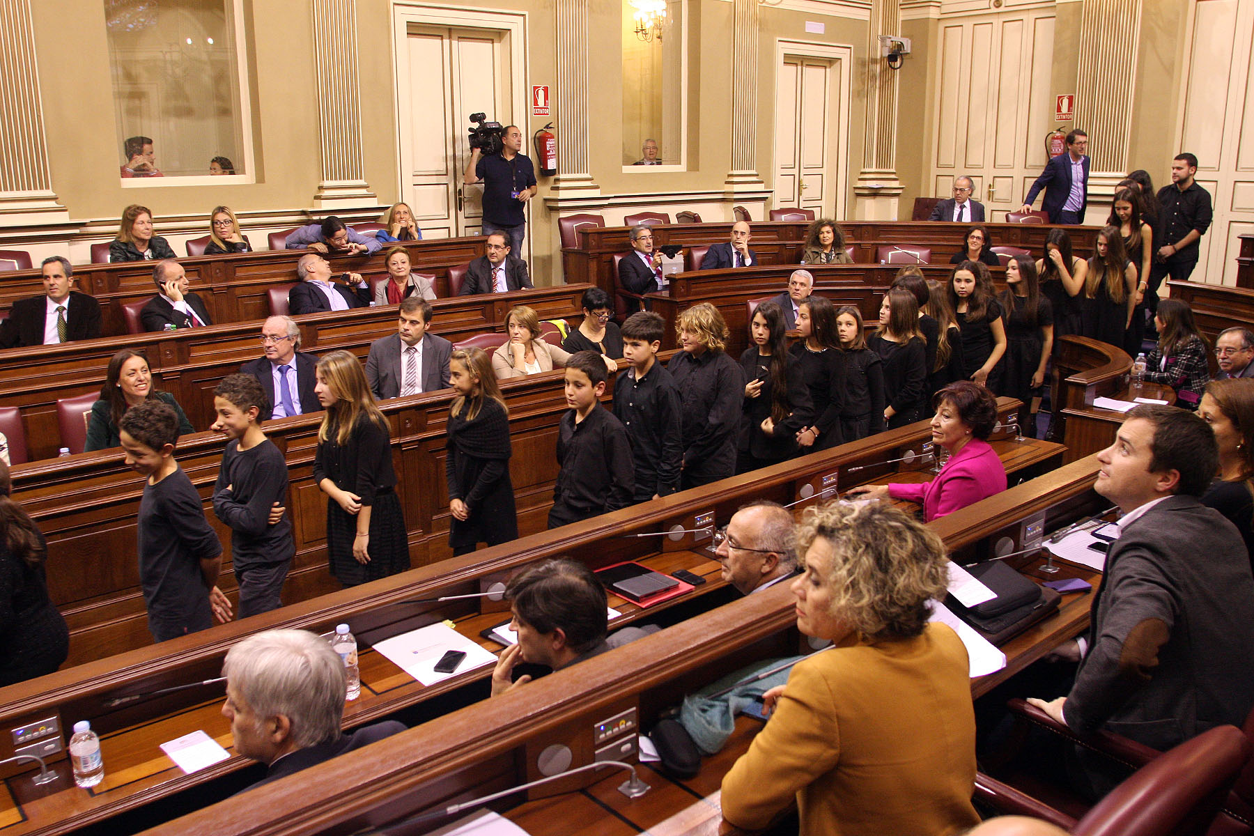 Los villancicos alegran el salón de plenos del Parlamento.