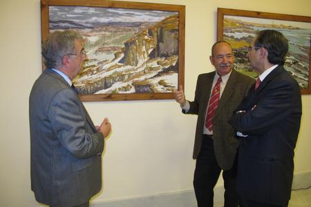 El presidente del Parlamento, Antonio Castro, con el pintor Enrique Bueno y el general Emilio Abad.