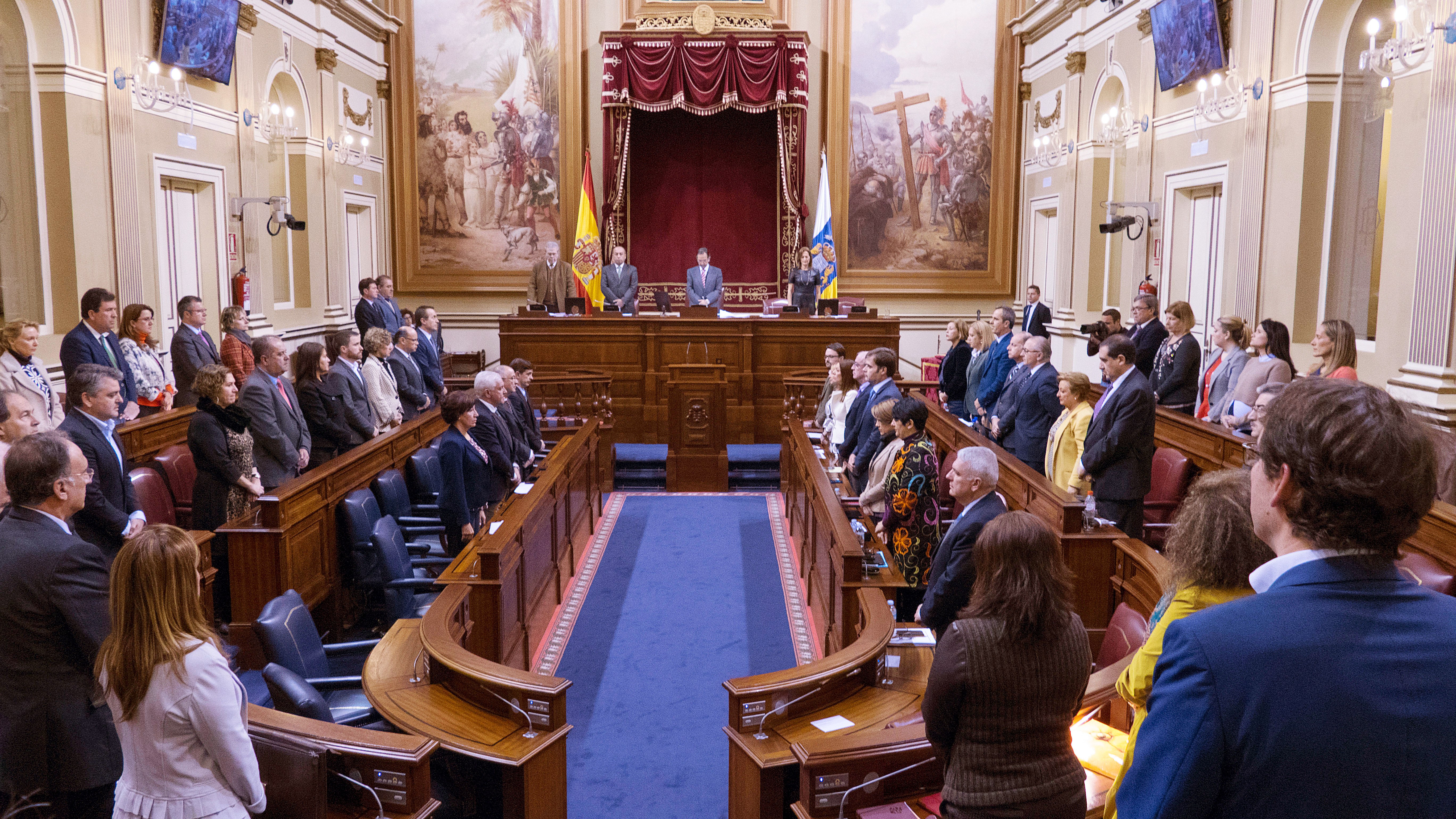 Minuto de silencio del pleno del Parlamento de Canarias por el atentado de París y por Cándido Reguera.