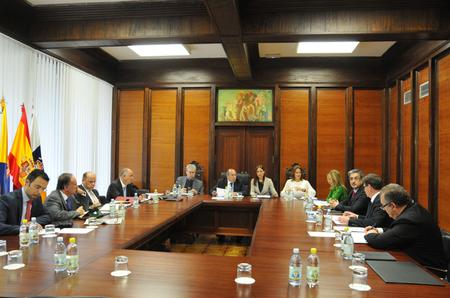Reunión de la Junta de Portavoces antes de la entrega de la Medalla de oro del Parlamento al Cabildo de Gran Canaria.