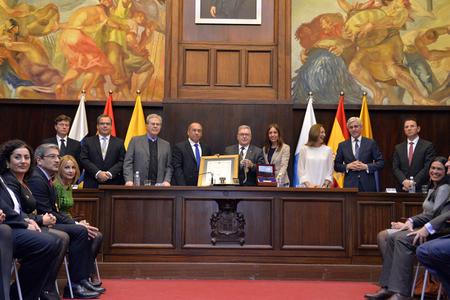 Entrega de la Medalla de oro del Parlamento al Cabildo de Gran Canaria.
