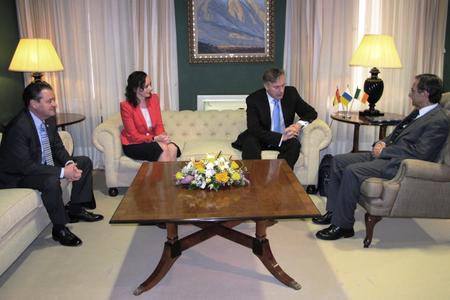 El presidente del Parlamento recibe al embajador de Irlanda.