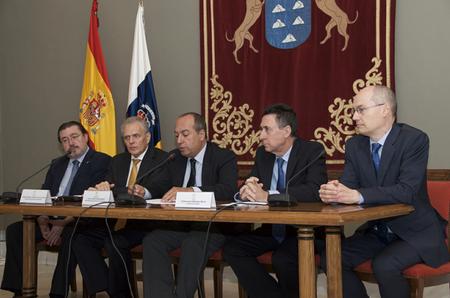  	Firma en el Parlamento de un convenio entre el Consejo General del Notariado de España y Cajasiete.