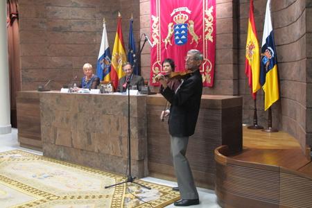  	Presentación en el Parlamento del libro 