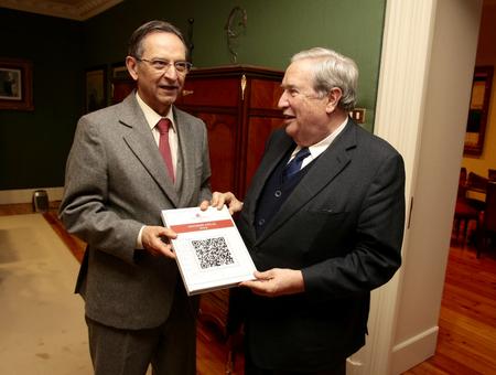Antonio Castro y Jerónimo Saavedra durante la entrega del Informe del Diputado del Común correspondiente al año 2014.