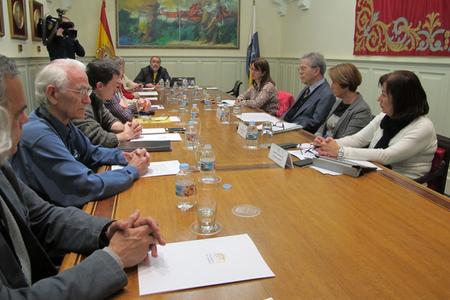 Reunión de los grupos parlamentarios con miembros de la Plataforma por la Defensa de las Pensiones Públicas de Tenerife.