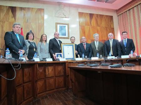 El Parlamento entrega su medalla de oro al Cabildo de La Palma .