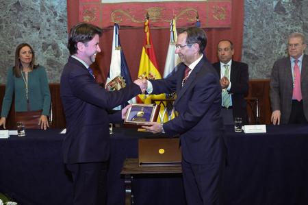 El Parlamento entrega su medalla de oro al Cabildo de Tenerife. El Parlamento entrega su medalla de oro al Cabildo de Tenerife.