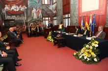 El Parlamento entrega su medalla de oro al Cabildo de Tenerife.