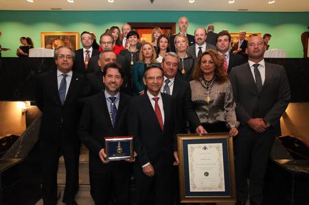 El Parlamento entrega su medalla de oro al Cabildo de Tenerife.