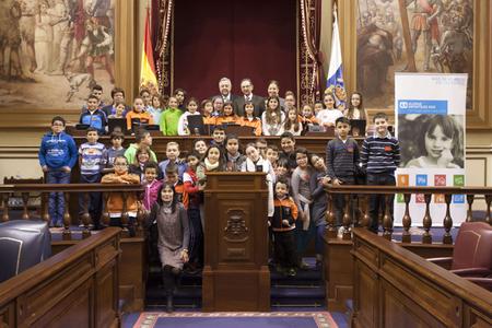 Pleno de Aldeas Infantiles SOS en el Parlamento de Canarias.